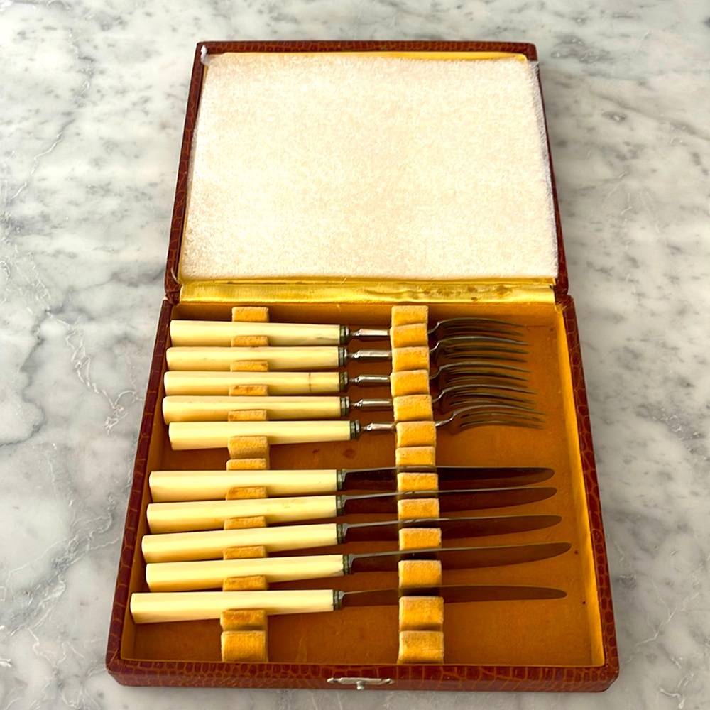 9 Pc Art Deco Apollonox Knife & Fork Set Bakelite Faux Bone Handle Cutlery
